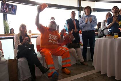 Henny Kempkes, vestido todo naranja y con suecos fue uno de los personajes más notorios del evento