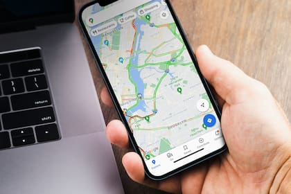 El historial de rutas está ubicado en el acceso directo Guardado (también identificado como Saved) en la parte inferior de la aplicación, junto a otros cuatro iconos
