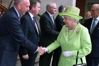 El histórico apretón de manos entre la reina Isabel II y el exlíder del Ejército Republicano Irlandés