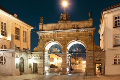 El histórico arco de entrada del museo y cervecería Plzenský Prazdroj, en la ciudad de Pilsen.