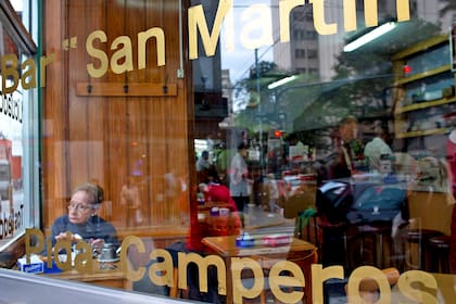 En el salón alargado con sus tradicionales mesas de fórmica, sillas de madera estilo Thonet y ventiladores de techo, parece que el tiempo pasa más lento