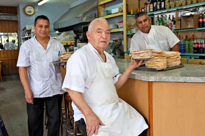 José Antonio Barros, con casi 80 años, es quien se encarga de este bar conserve su espíritu y mística desde 1975