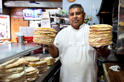 Abren a las 7 de la mañana hasta las 18.30 horas. En el horario del almuerzo (desde las 12 hasta las 15 horas) es cuando hay mayor cantidad de clientes