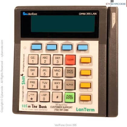El histórico modelo “395” de Verifone reconocido como el famoso “Posnet”. Estos dispositivos tenían la “increíble” capacidad de “leer” las tarjetas de crédito y, mediante una conexión con una línea telefónica, hacían la liquidación