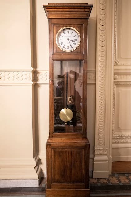 El histórico reloj de pie compuesto por un reloj patrón que comandaba a los relojes esclavos de las diferentes salas.
