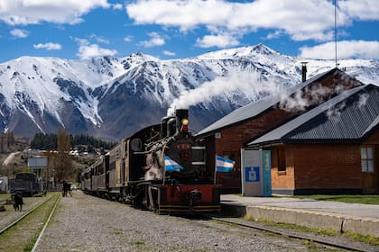 El histórico tren a vapor que conecta con el pasado y recorre paisajes únicos