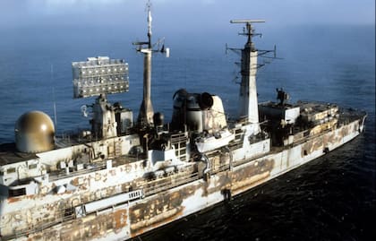 El HMS Sheffield luego de ser consumido por el fuego flota a la deriva poco antes de hundirse el 10 de mayo de 1982 a causa de un masivo ingreso de agua. (Royal Navy).