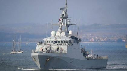 El HMS Trent en ejercicios conjuntos frente a la costa de Guyana