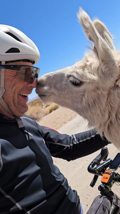 El hocico de la llama junto a la nariz de Santiago Trebucq y la sensación del padre saludado por la hija: un recuerdo para toda la vida