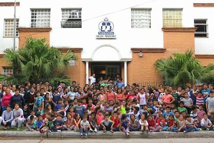 El Hogar abre sus puertas a unos 250 niños y jóvenes, brindándoles contención, alimentación, salud, educación y vestimenta, como así también acompañando a sus familias.