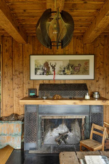 El hogar con frente de chapa original fue restaurado. Sobre él, obra textil hecha por Mora, que representa recuerdos que tiene de su padre (y hasta incluye una foto de los dos).