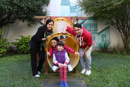 El hogar cuenta con un jardín, una sala de juegos, una amplia cocina comunitaria y con una gran cantidad de habitaciones para las familias, entre otras cosas