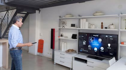 En el hogar conectado, el televisor funciona muchas veces de sistema de gestión centralizada; también se puede usar una aplicación en el teléfono