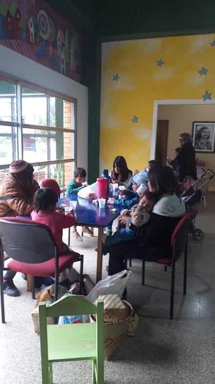 El Hogar de Día de Posadas tuvo que abrir el refugio durante la noche y ante la necesidad de dar reparo por algunas horas a un grupo de chicos y madres de la comunidad Mbya