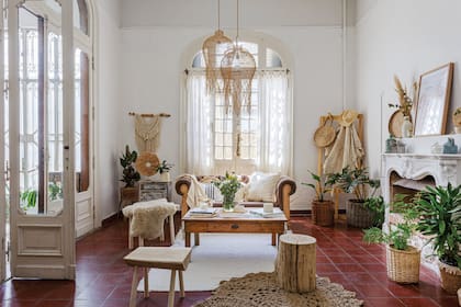 El hogar y la puerta de entrada marcan el límite entre el living y el comedor.