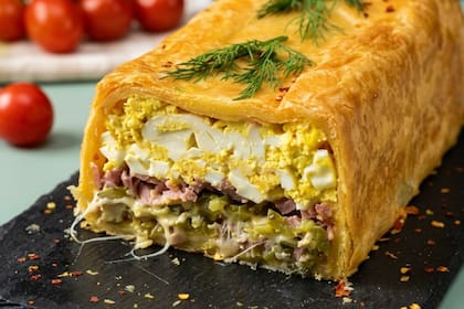 El hojaldre relleno está compuesto de ingredientes fáciles, como huevo, mozzarella y jamón