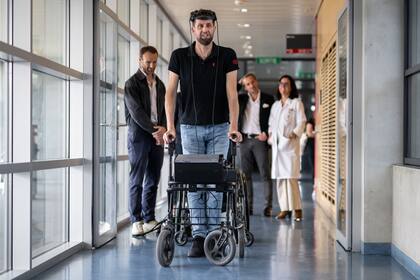 El holandés Gert-Jan, de 40 años, víctima de una lesión en la médula espinal que lo dejó paralizado, posa con los implantes que le permiten caminar con naturalidad, durante una conferencia de prensa en Lausana, Suiza, el 23 de mayo de 2023