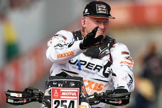 Rally Dakar: penalizaron a Sainz por haber atropellado al dueño de Booking.com