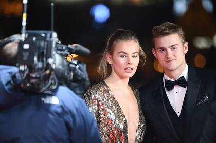 El holandés Matthijs de Ligt y su novia Annekee Molenaar, en la alfombra roja de la gala