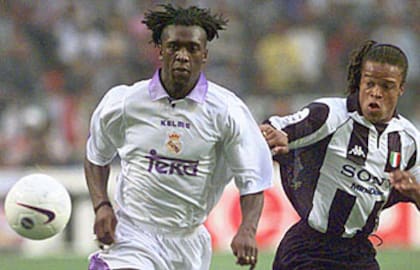 Otras dos celebridades nacidas en Paramaribo: Seedorf, con la camiseta de Real Madrid, y Edgar Davids, con la de Juventus
