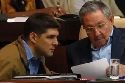 El holding estatal al que estuvo vinculado su padre concentra gran parte del comercio minorista y de la actividad económica de la isla