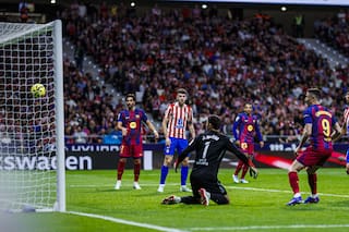 El "hombrazo" de Lewandoski que puede definir el título en España y la reacción de Simeone con un rival