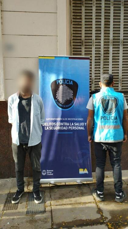 El hombre acusado de violar a su pareja e intentar quemarla en un hotel de Constitución, tras ser detenido en Palermo, donde manejaba un micro escolar