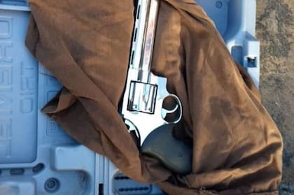 El hombre arrojó el maletín que contenía un revólver Magnum 44 Taurus.
