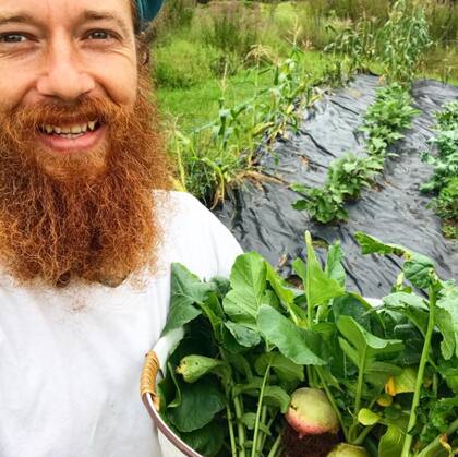 El hombre californiano cultiva sus propios vegetales para comer