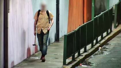 El hombre camina por la vía pública con el arma blanca sin advertir que está siendo monitoreado por las cámaras