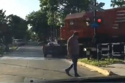 El hombre caminó unos pasos para alejarse de las vías y el tren del Belgrano Norte colisionó contra su vehículo