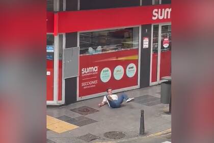 El hombre cayó y se enfrentó a un tacho de basura (Captura video)