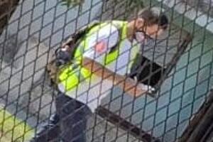 El hombre con chaleco refractario pedía dinero en las calles de Goya, Corrientes