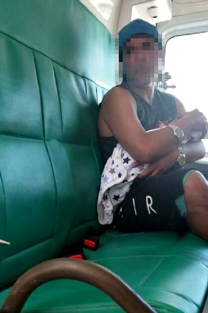 El hombre con el bebé en brazos