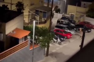 El hombre corrió desnudo por las calles tras ser descubierto con su amante (Captura video)