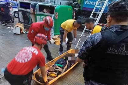 El hombre de 35 años fue rescatado y trasladado al Hospital Misericordia.