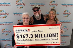 Tiene 51 años, ganó US$167 millones en el Powerball y ahora lo acusan de robar dinero en efectivo