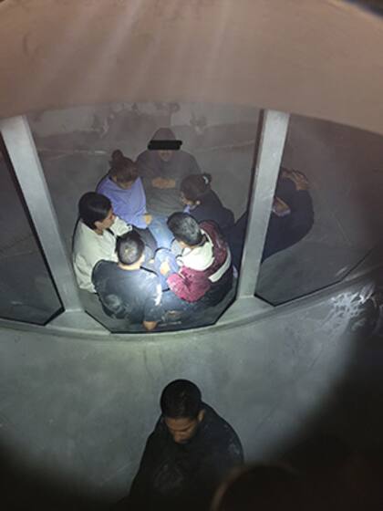 El hombre de Texas transportaba a 25 personas migrantes provenientes de Ecuador, Colombia, El Salvador, Honduras y México