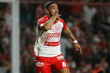 El hombre del gol: Fernando Alarcón, de cabeza, le dio a Instituto el ascenso a la Liga Profesional.