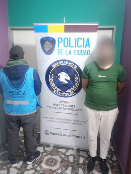 El hombre detenido durante el procedimiento realizado por la División Investigaciones Tecnológicas Especiales de la Policía de la Ciudad en el marco de la causa por defraudación con tarjetas de crédito