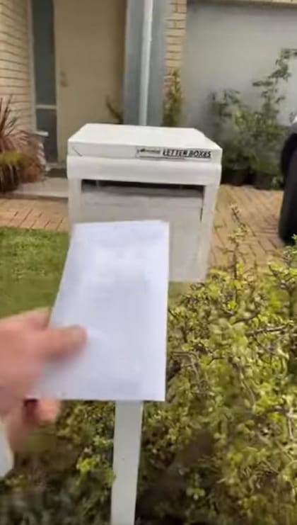 El hombre dirigió el mensaje directamente a la mujer al introducirlo en su buzón