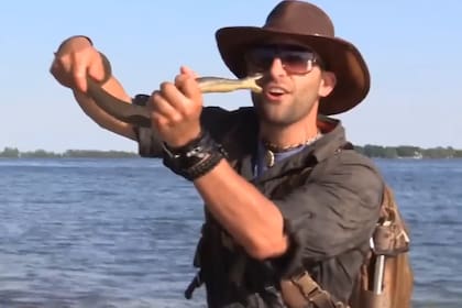 El hombre encontró en la isla la especie de serpiente que buscaba (Captura video)