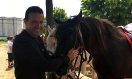 El hombre escogió la clínica de estética tras investigar lugares para injerto de pelo en España (Foto: Tomada de video de Y Ahora Sonsoles)