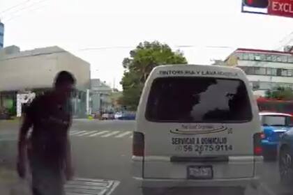 El hombre fingió ser atropellado (Captura video)