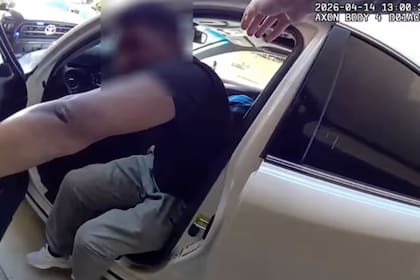 El hombre fue arrestado por hurto mayor por la policía de Irvine, California, y trasladado a una cárcel