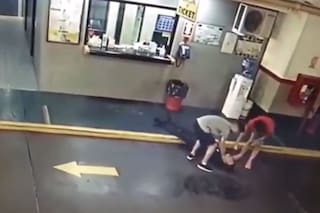 Piden la detención del adolescente que desmayó de una trompada al playero de un garaje