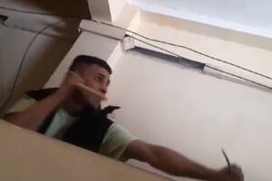 El hombre fue atendido por el SAME tras la descarga. Foto: captura