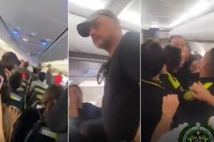 Un hombre se descontroló en un avión, atacó a la Policía que lo quiso bajar e insultó a los pasajeros