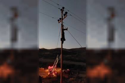 El hombre fue detenido después de quedar colgado