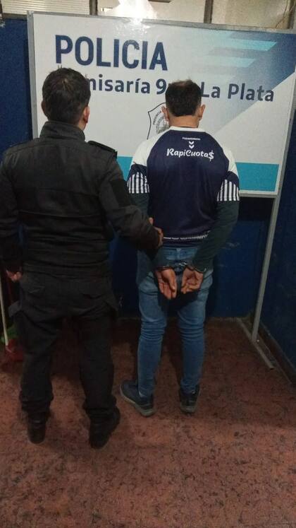 El hombre fue detenido luego de que lo vieran comprar indumentaria y productos en varios comercios